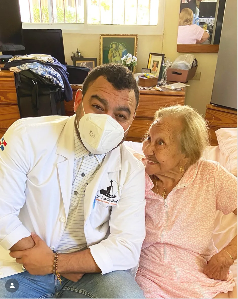 Dr. Jim Marmolejos en visita domiciliaria a adulto mayor en Santo Domingo