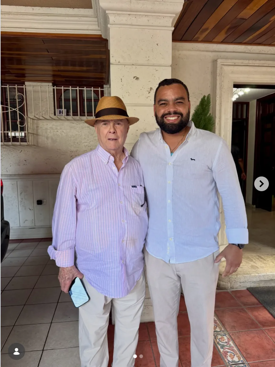 El Dr. Jim Marmolejos evaluando la salud de un adulto mayor