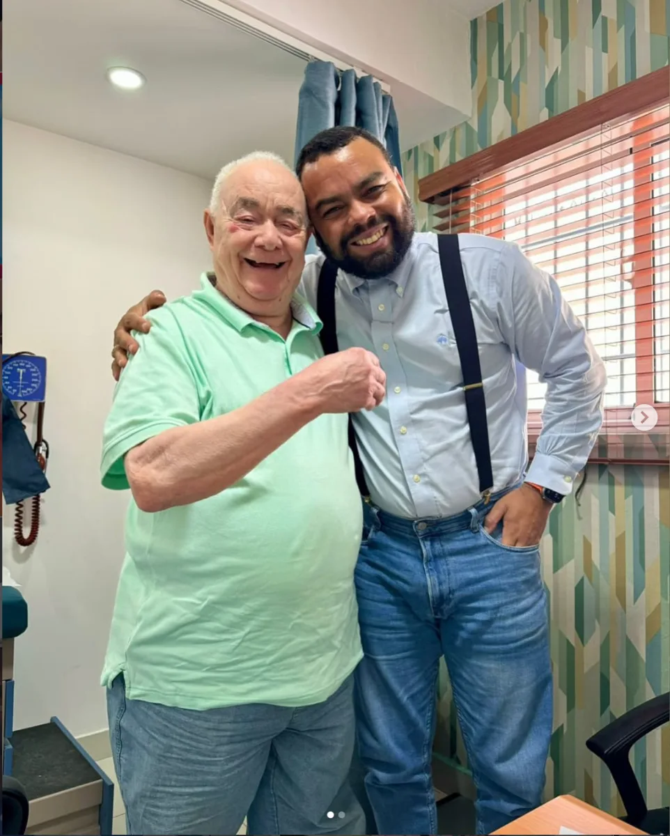 Visita alegría y acompañamiento médico al adulto mayor en su hogar